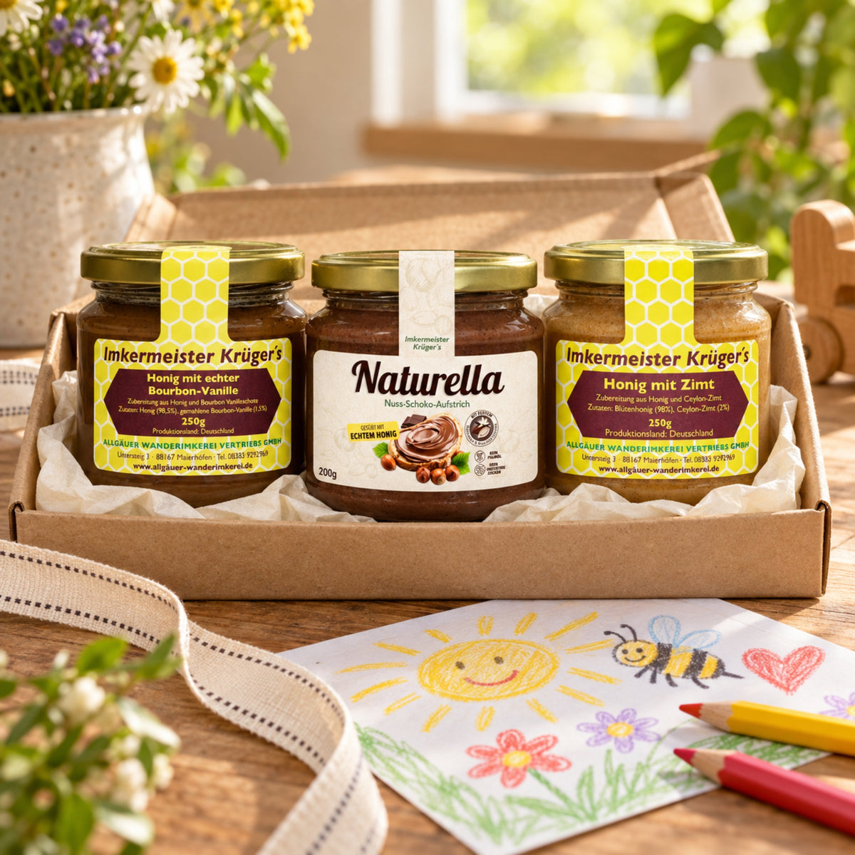 Kleine Helden Genuss-Trio mit Honig mit echter Bourbon-Vanille 250g, Honig mit Zimt 250g und Naturella 200g in einem Set zum reduzierten Preis von 20€ statt 24€, nur für kurze Zeit zum Weltkindertag von der Allgäuer Wanderimkerei