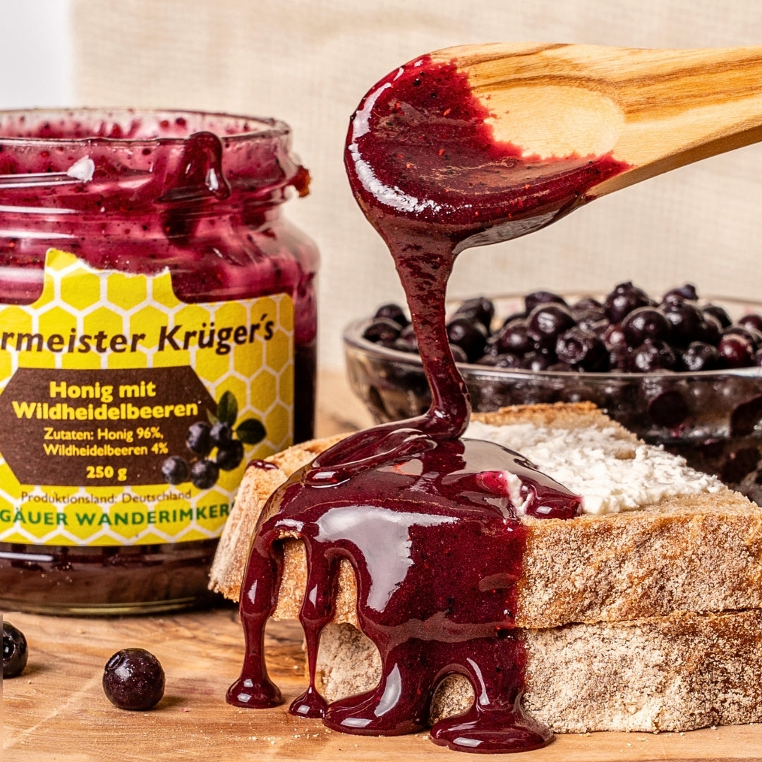 Leckerer Honig mit Wildheidelbeeren 250g, direkt aufs Brot genießen, mit Imkerhonig und Wildheidelbeeren von der Allgäuer Wanderimkerei