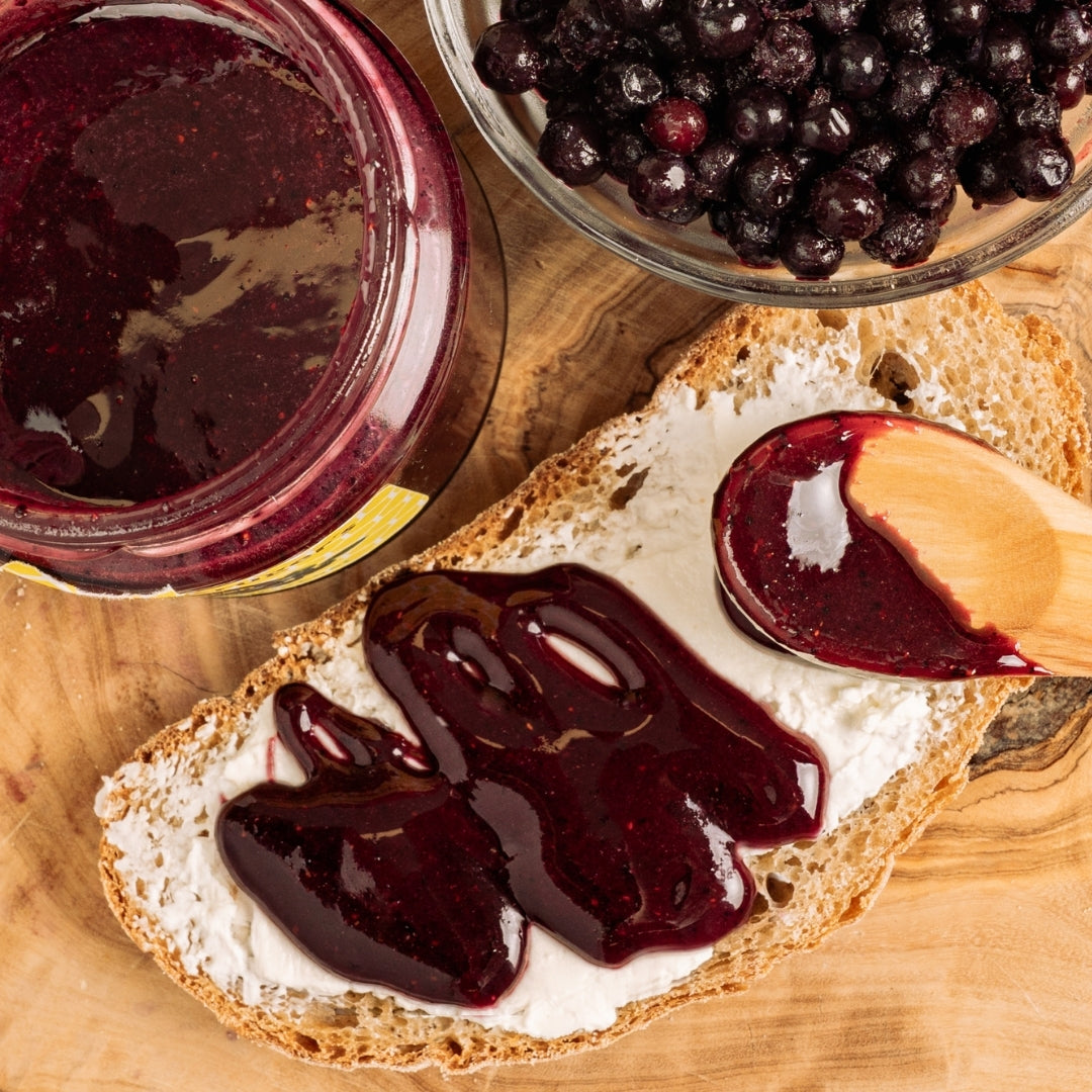 Leckerer Honig mit Wildheidelbeeren 250g mit 96% Imkerhonig und 4% Wildheidelbeeren direkt aufs Brot von der Allgäuer Wanderimkerei