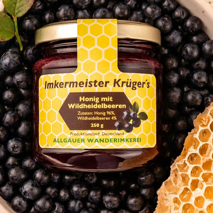 Cremig süß-fruchtiger Honig mit Wildheidelbeeren 250g mit 96% Imkerhonig und 4% Wildheidelbeeren von der Allgäuer Wanderimkerei