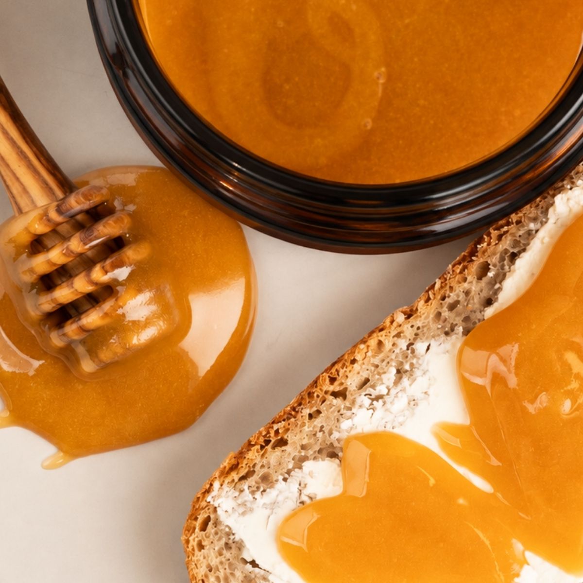 Imkermeister Krüger's Manuka-Honig 150g MGO 550+ aus Neuseeland von der Allgäuer Wanderimkerei – Nahaufnahme